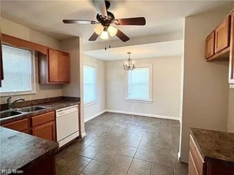 9725 Parkview Avenue, Garfield Heights, OH 44125 Photo 7