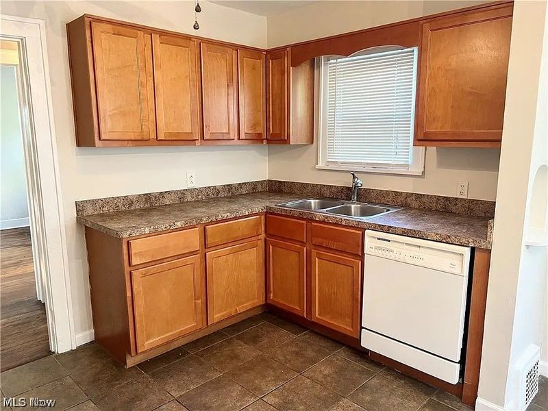 9725 Parkview Avenue, Garfield Heights, OH 44125 Photo 8
