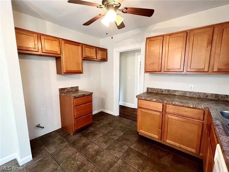9725 Parkview Avenue, Garfield Heights, OH 44125 Photo 9