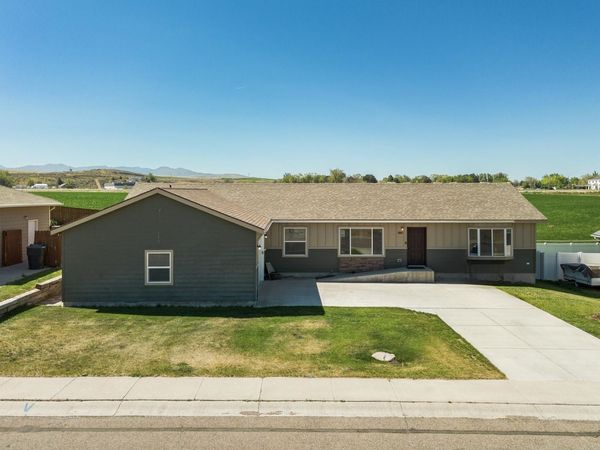 490 Snowflake St, American Falls, ID 83211