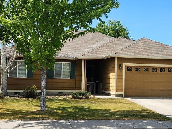 2695 NE 9th Street, Redmond, OR 97756
