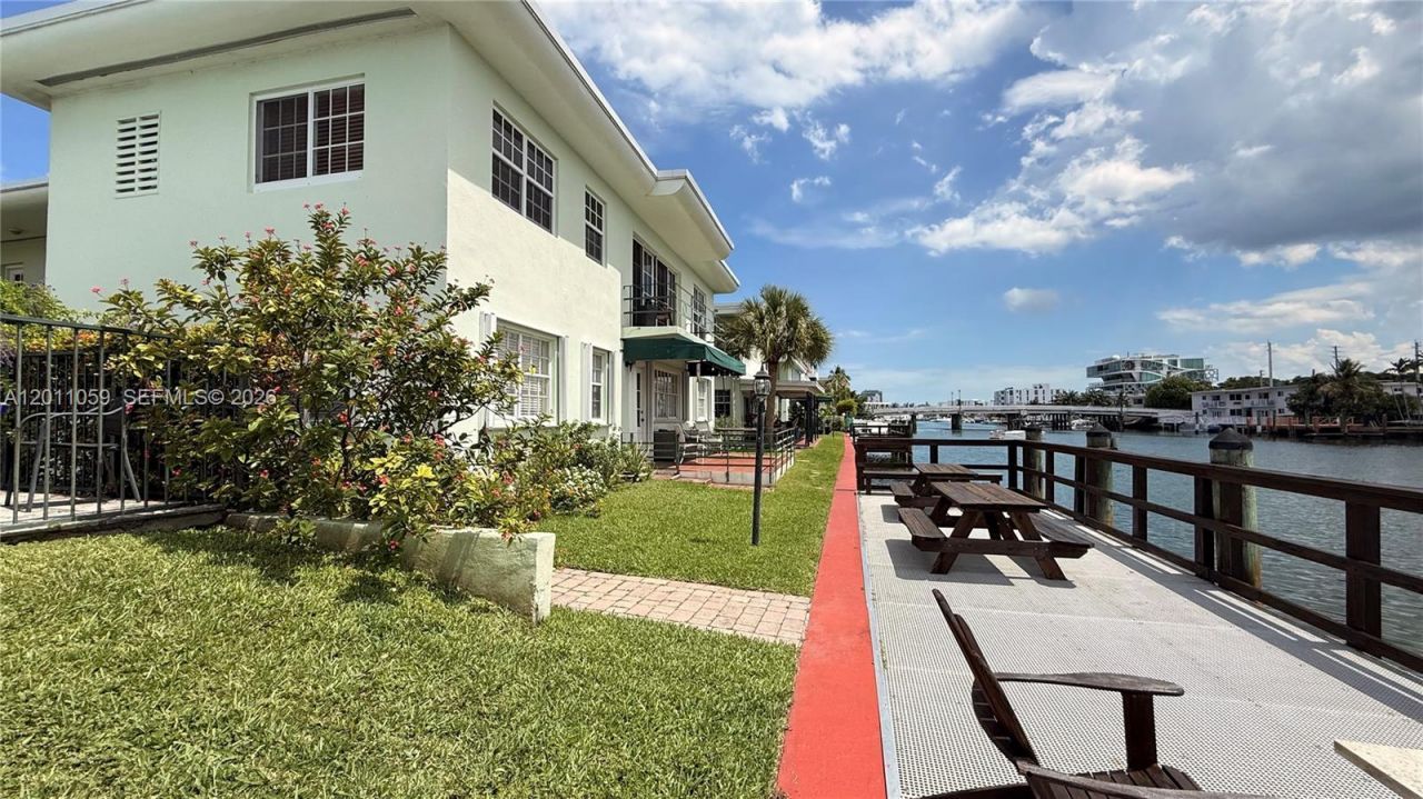 8600 Byron Ave, Unit 8600-8, Miami Beach, FL 33141 Photo