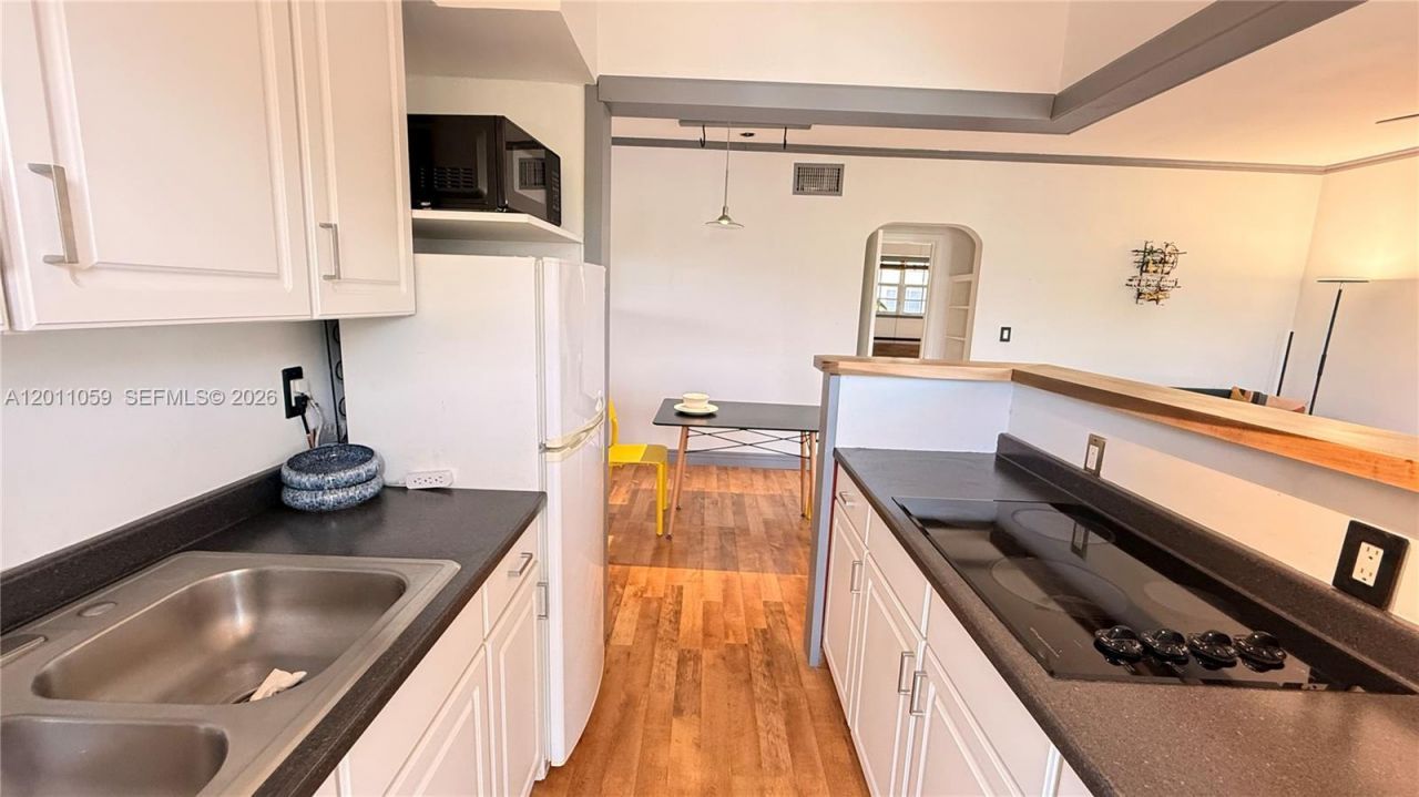 8600 Byron Ave, Unit 8600-8, Miami Beach, FL 33141 Photo