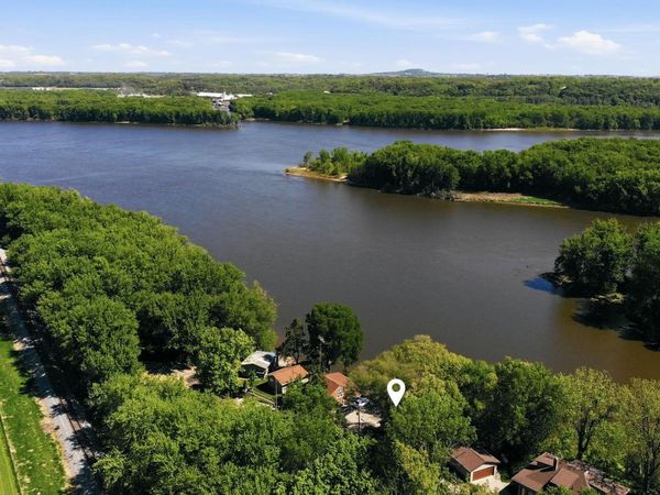 9994 Shawondassee Drive, Dubuque, IA 52003