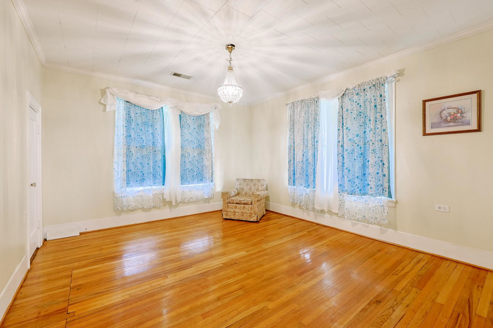 305 N Main St. Photo 12