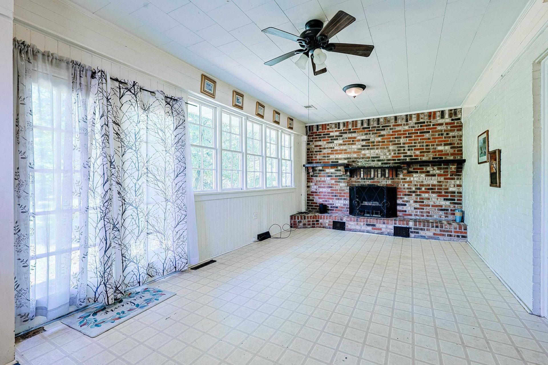 305 N Main St. Photo 17