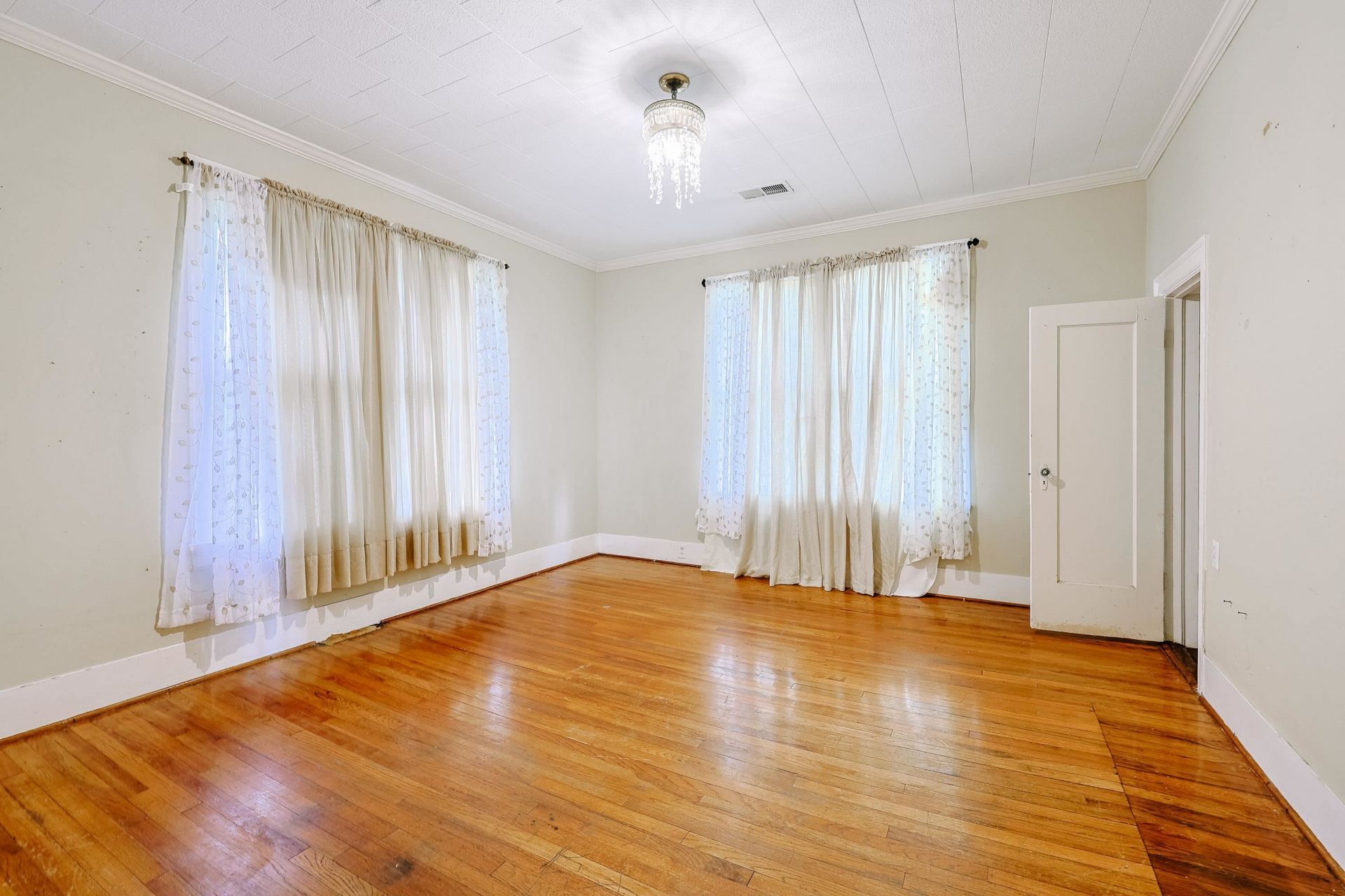 305 N Main St. Photo 19