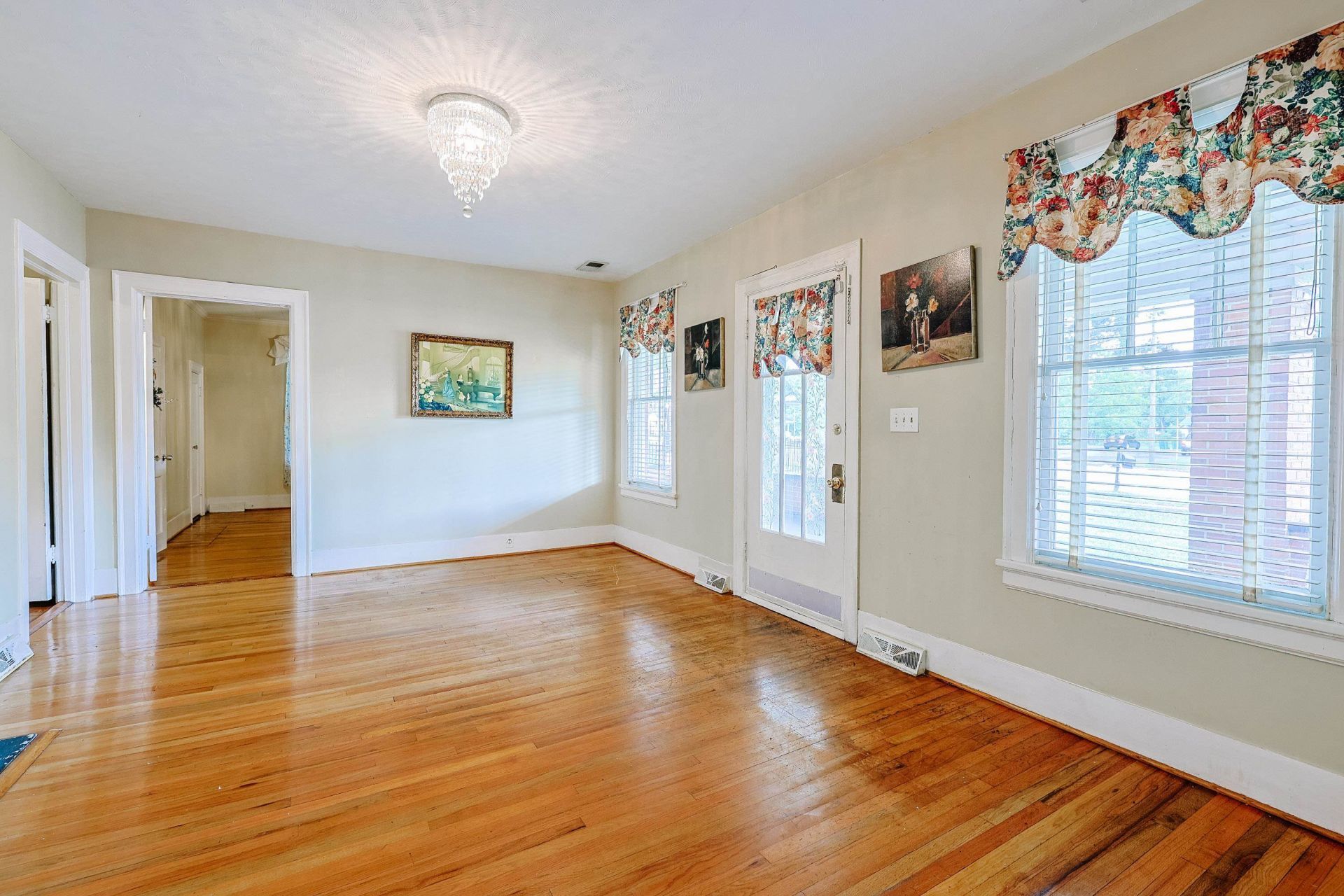 305 N Main St. Photo 4