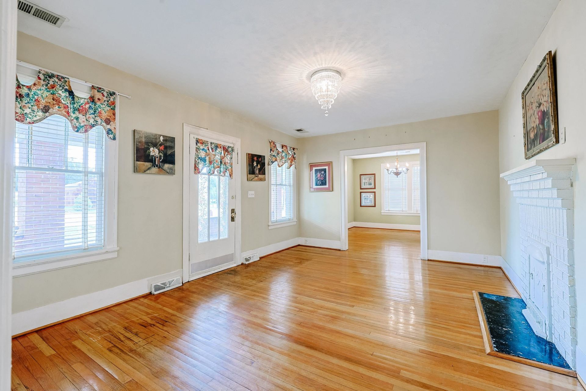 305 N Main St. Photo 6