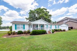1529 Waters Edge Drive photo 4