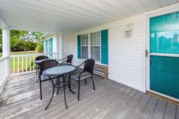 1529 Waters Edge Drive photo 4