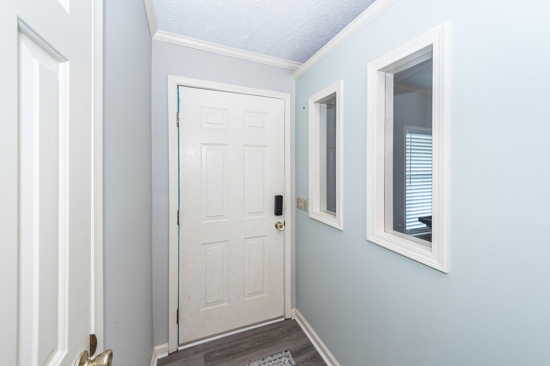 1529 Waters Edge Drive Photo 7