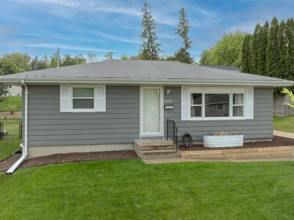 2101 Larry Drive NE, Cedar Rapids, IA 52402