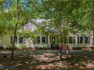 956 Wilton Coves Drive, Hartfield, VA 23071