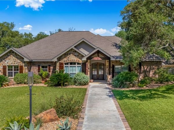 104 Trinity Street , Yoakum, TX 77995