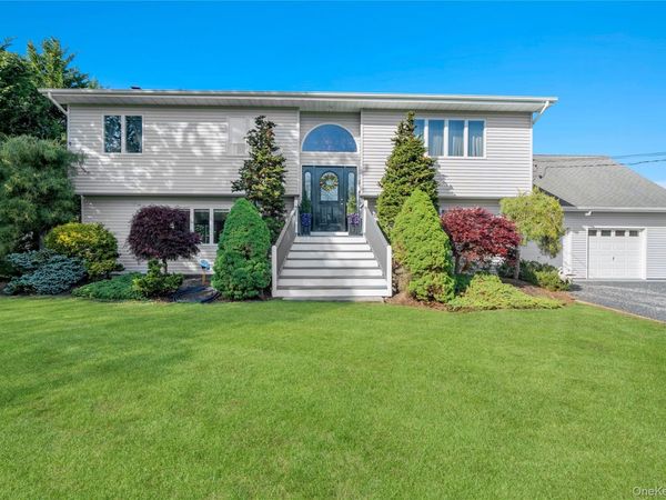24 Biltmore Avenue Extension, Oakdale, NY 11769