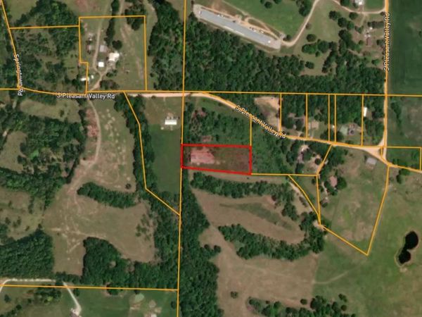 S Pleasant Valley Road , Gentry, AR 72734