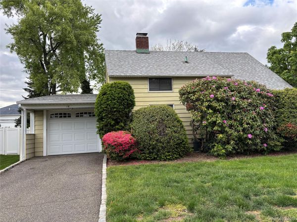 18 Polo Lane , Westbury, NY 11590
