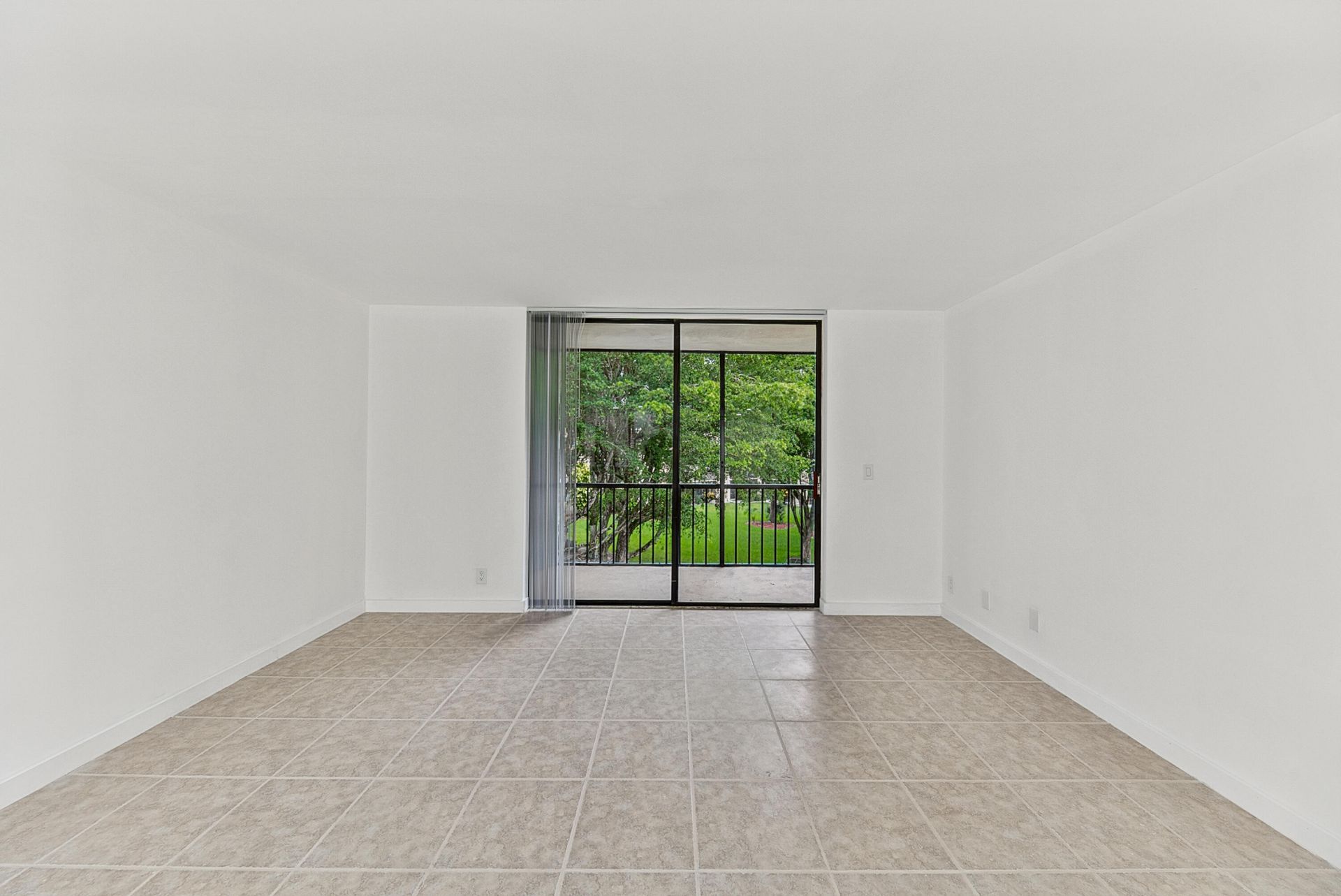5220 Las Verdes Circle, Unit 317, Delray Beach, FL 33484 Photo
