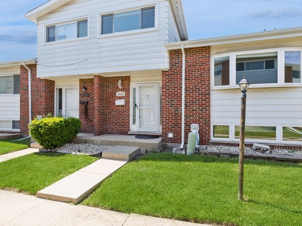 8058 W Lyons Street, Unit B, Niles, IL 60714