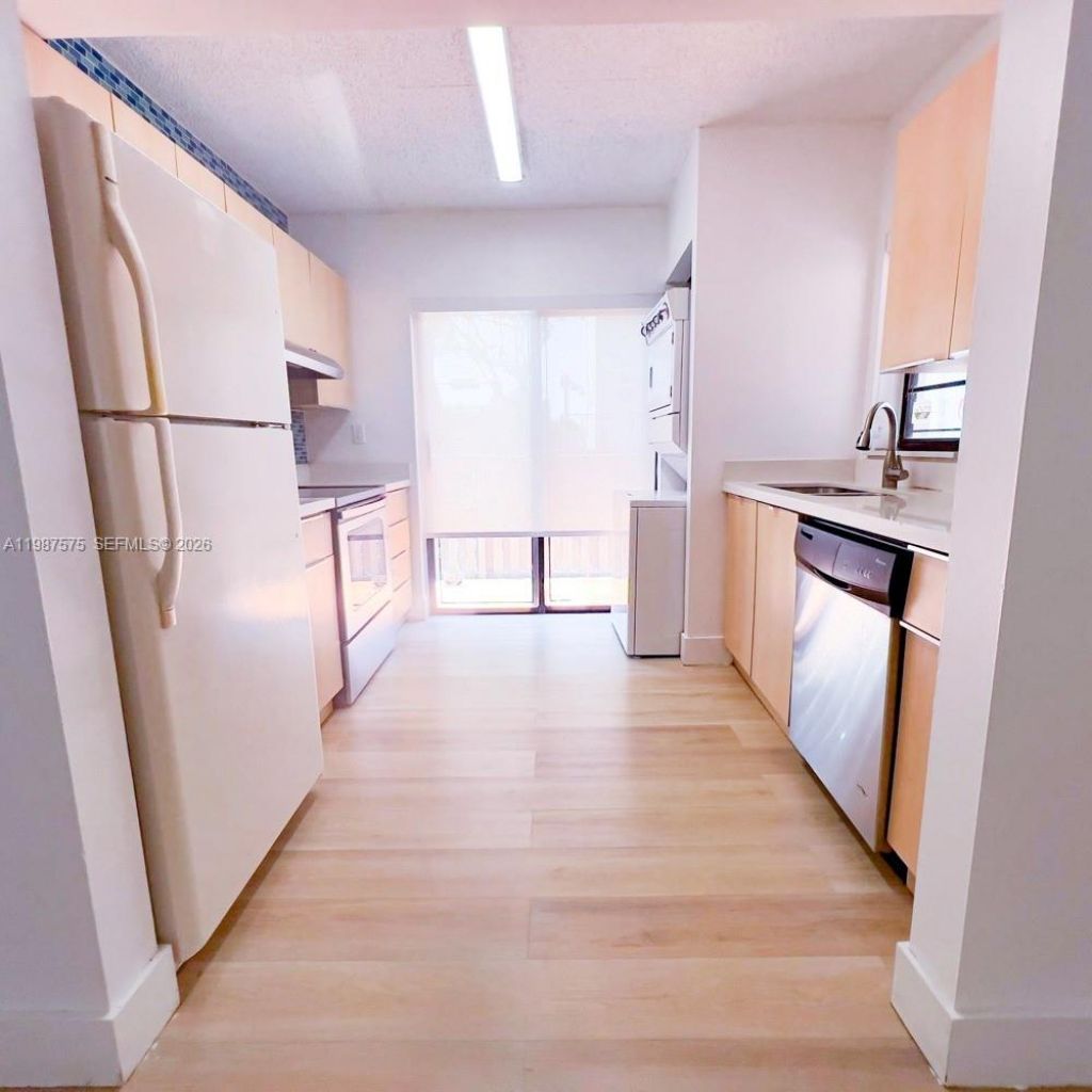 10550 NW 7th Ter , Unit B7, Miami, FL 33172 Photo