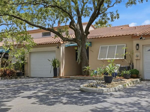 8555 Ardoch Rd , Miami Lakes, FL 33016