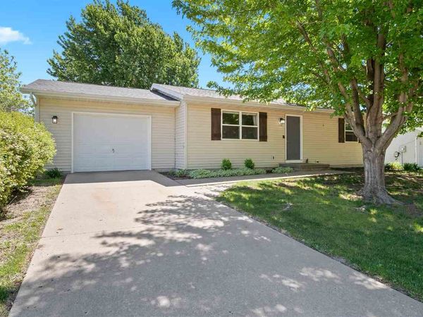110 Elm Ridge Dr, North Liberty, IA 52317