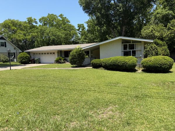 213 Beverly Ln., Hattiesburg, MS 39402