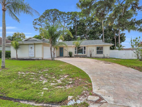 552 SW Eyerly Avenue, Port St. Lucie, FL 34983