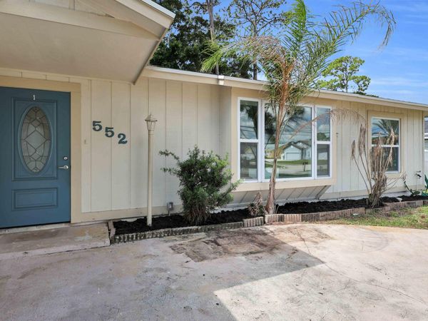 552 SW Eyerly Avenue, Port St. Lucie, FL 34983