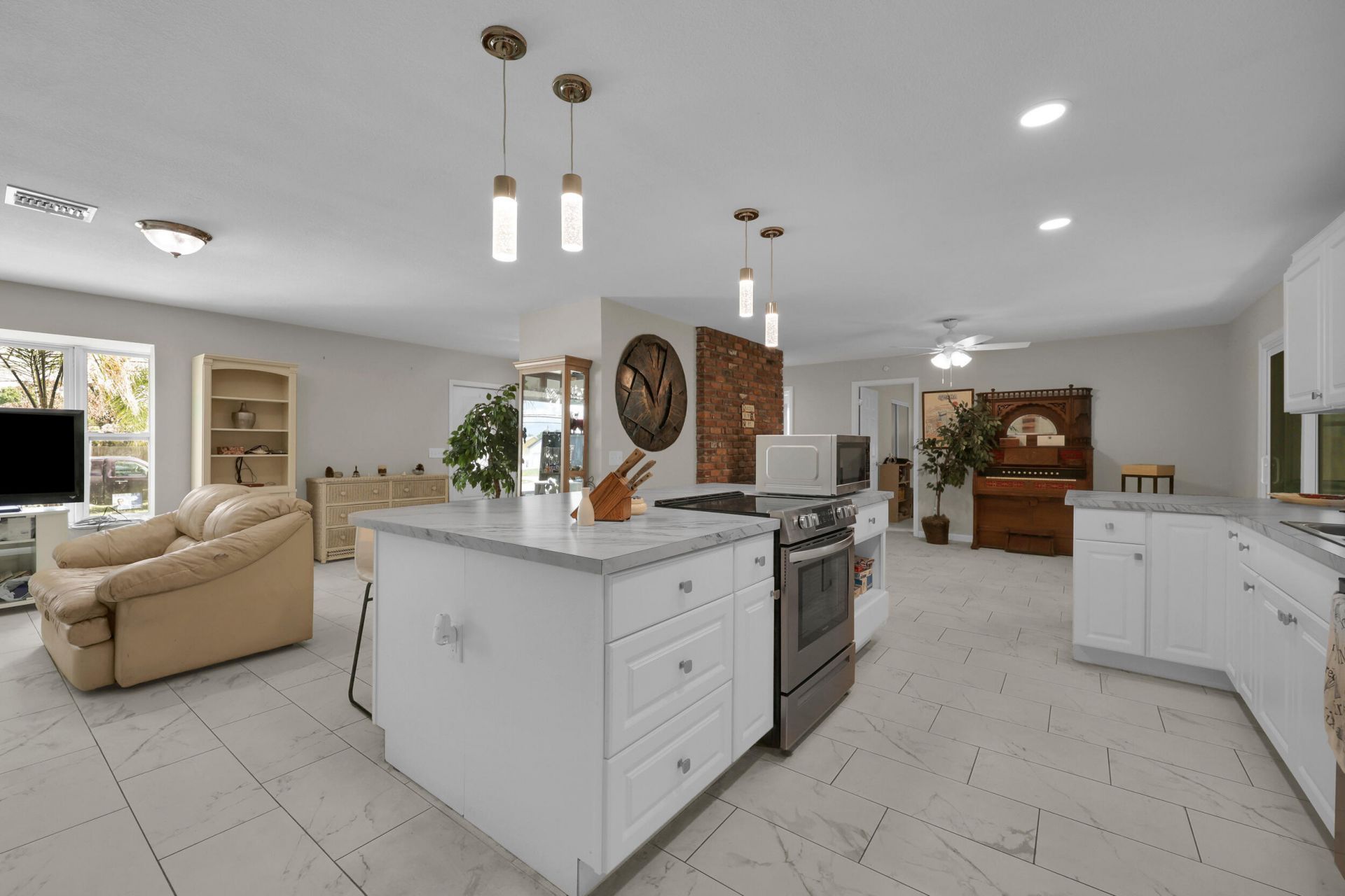 552 SW Eyerly Avenue, Port Saint Lucie, FL 34983 Photo