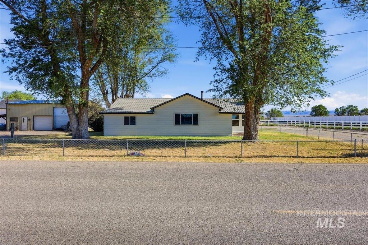956 SE Hamilton Rd, Mountain Home, ID 83647 Main Photo