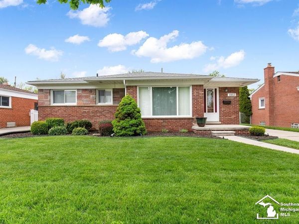 1852 E Longmeadow Road, Trenton, MI 48183