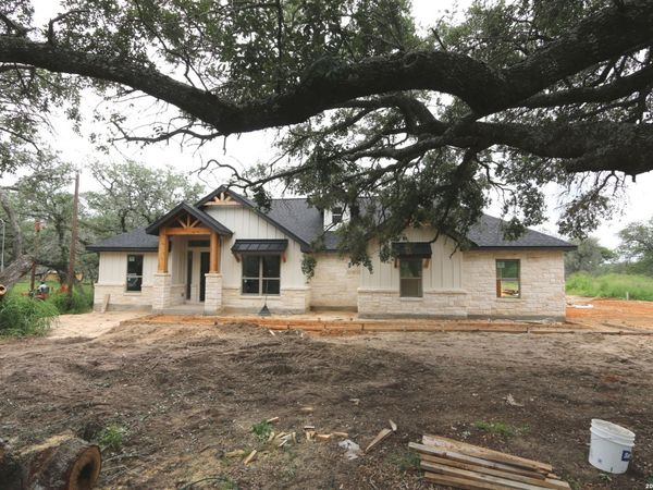 1114 HUMMINGBIRD LN, Adkins, TX 78101