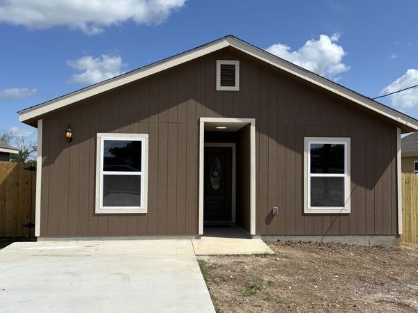 804 E 6TH ST, Nixon, TX 78140