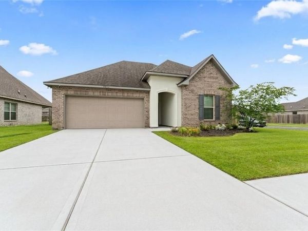 40121 MADDIE Drive, Prairieville, LA 70769