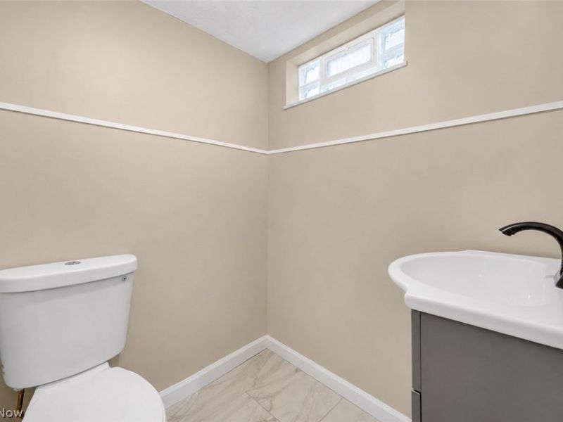 16005 Throckley Avenue, Cleveland, OH 44128 Photo 13