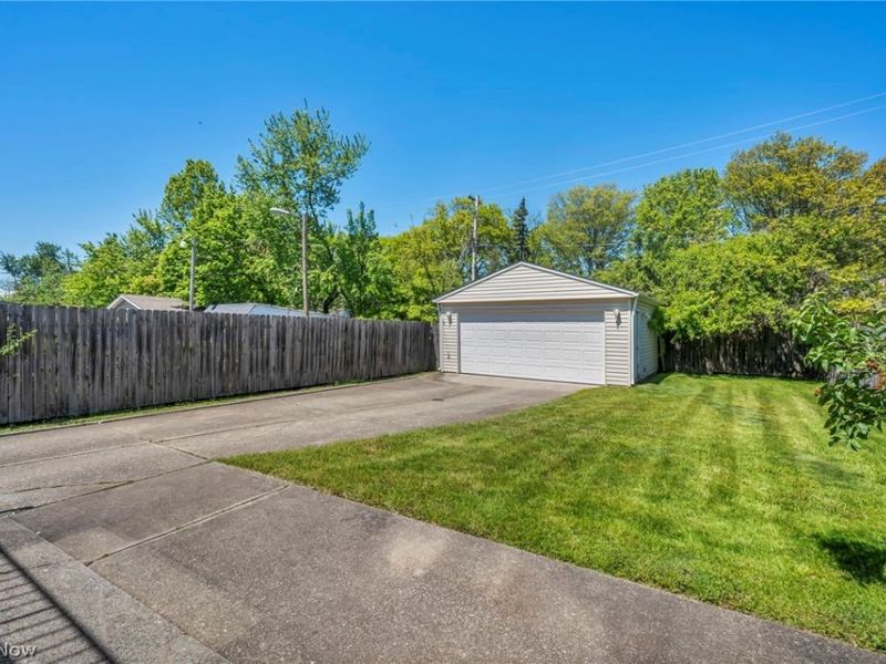 16005 Throckley Avenue, Cleveland, OH 44128 Photo 36