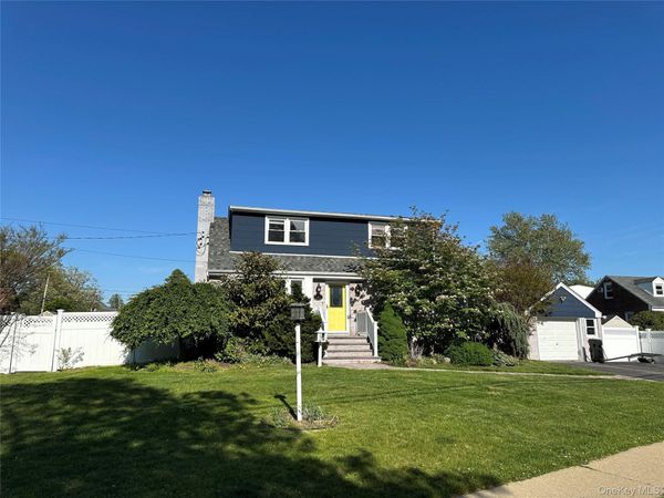 6 Lake Avenue, Merrick, NY 11566