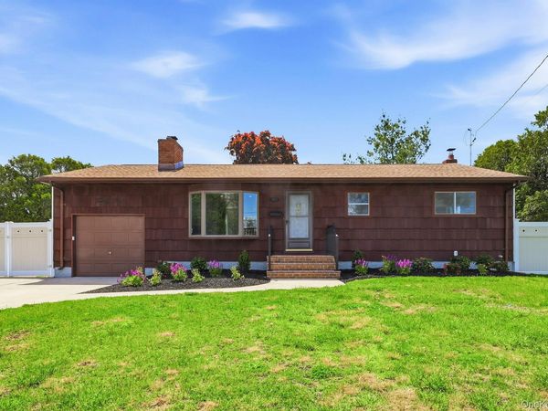 21 Robbins Street , Lindenhurst, NY 11757