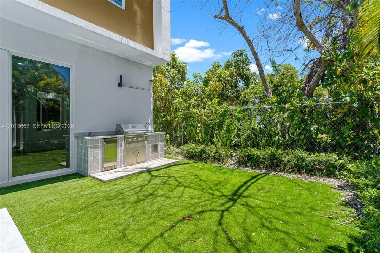 1816 SW 23rd St , Miami, FL 33145 Photo