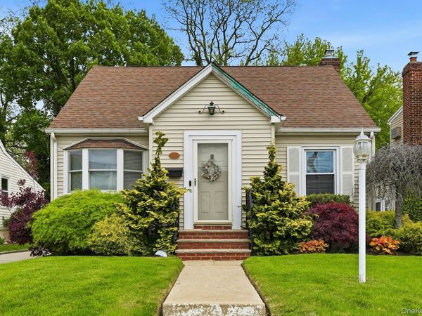 257 Jefferson Street , Franklin Square, NY 11010