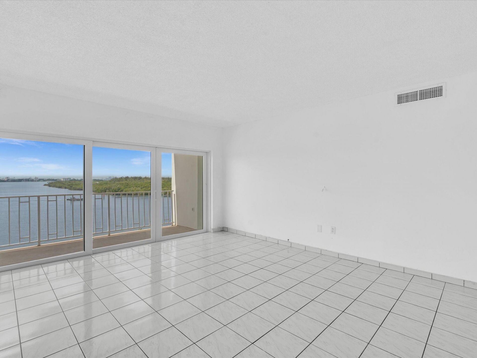 500 Bayview Drive, Unit 632, Sunny Isles Beach, FL 33160 Photo