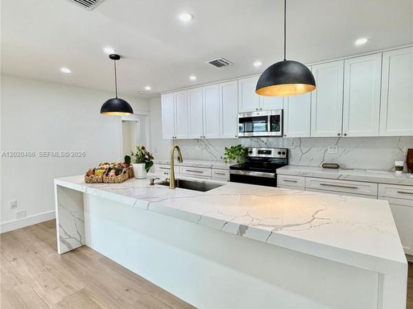 9939 NW 19th St, Coral Springs, FL 33071