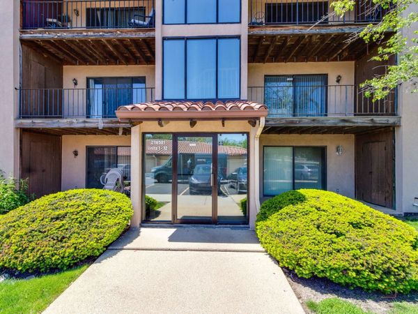 21W581 NORTH Avenue, Unit 5, Lombard, IL 60148