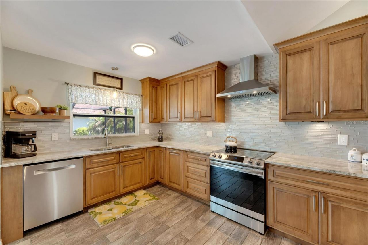 2002 E View Drive , Sun City Center, FL 33573 Photo