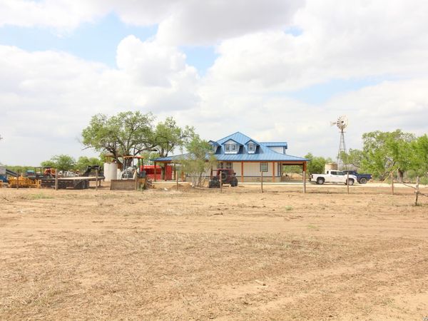 101 County Road 135, Floresville, TX 78114