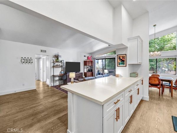 5805 Whitsett Avenue, Unit 201, Valley Village, CA 91607