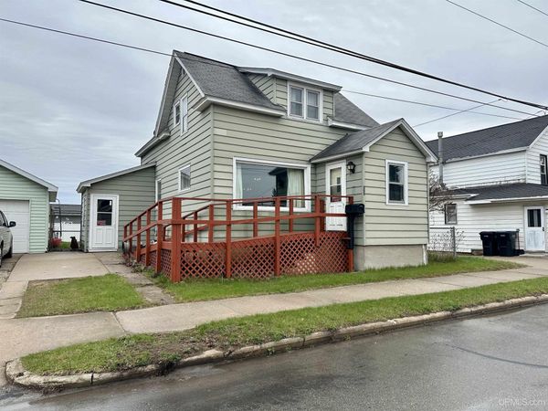 555 N 8th Street, Gladstone, MI 49837