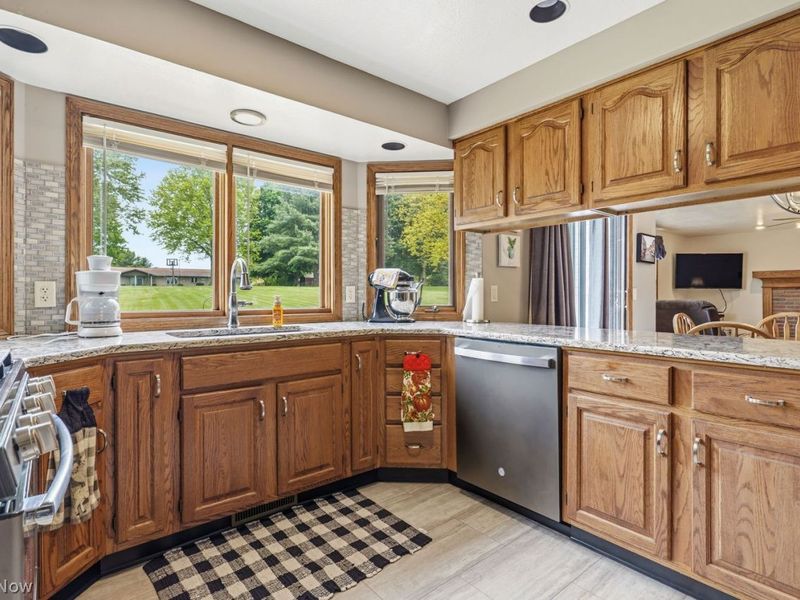 3763 Oakridge Drive NE, Louisville, OH 44641 Photo 13
